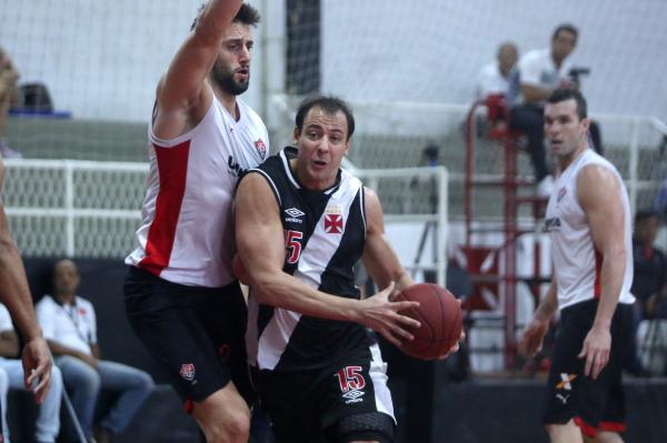 Renato dribla o marcador na vitória vascaína