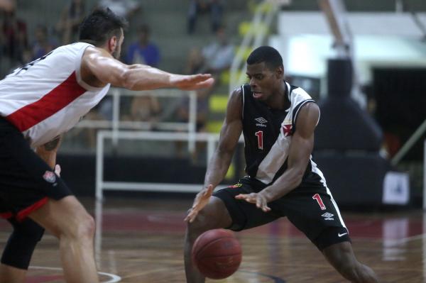 Gui Deodato em ação contra o Vitória