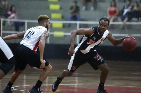 Nezinho observa a melhor jogada