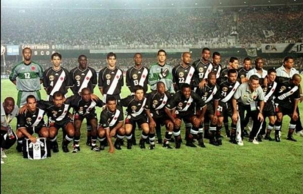 Valkmar, com a camisa 22, ao lado de Junior Baiano, na época áurea do Vasco
