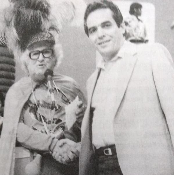 Presidente Eurico Miranda posa ao lado de Chacrinha