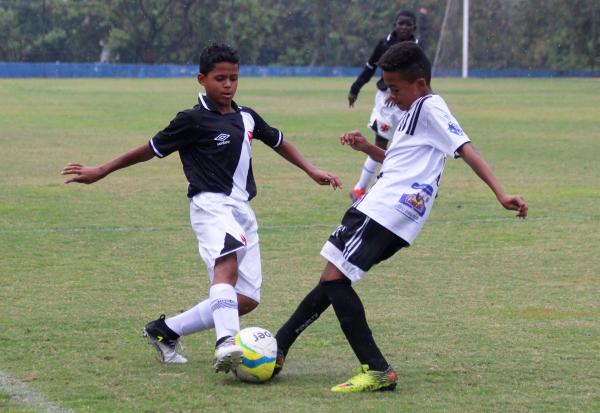 Pedro Henrique divide a bola com marcador do Campusca