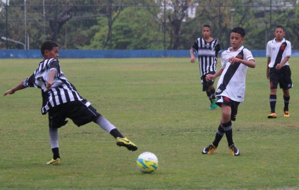 Leozinho fez dois belos lançamentos no 1º tempo