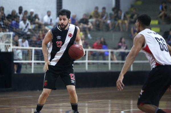 Giovannoni carrega a bola na partida contra o Vitória