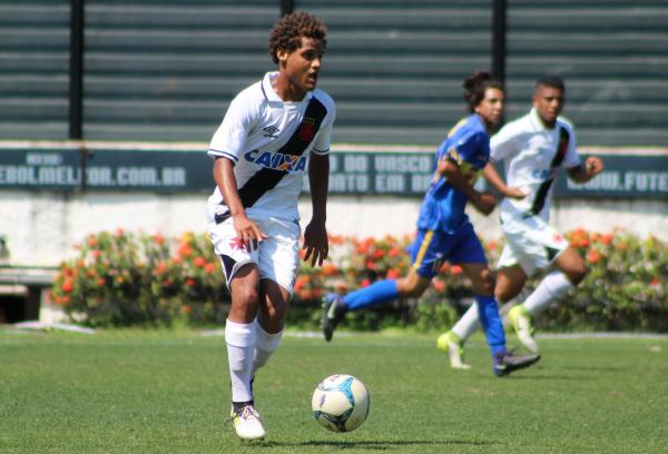 João Pedro iniciando jogada de ataque do Almirante