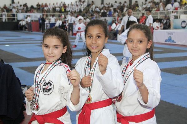 Esther, Letícia e Thamyrys: trio vascaíno no pódio no Infantil B da modalidade kumite