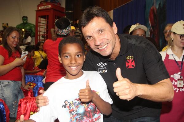 Técnico Zé Ricardo ao lado do pequeno paciente do INCA