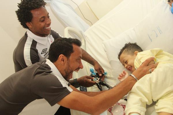 Paulo Vitor e Nenê arrancaram sorrisos do pequeno Theo