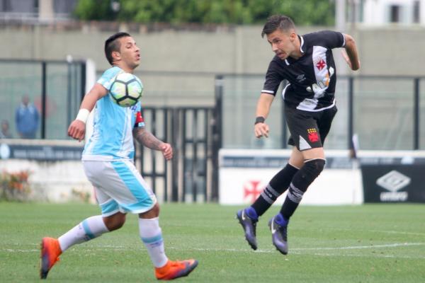 Caio Lopes se esforça para ganhar disputa de bola