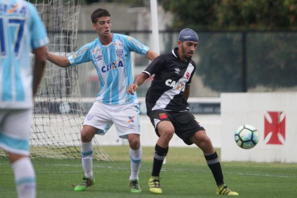 Léo Melo protege a bola do marcador na etapa final
