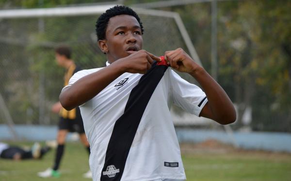 Matheus Ribeiro festeja gol do triunfo do time sub-13