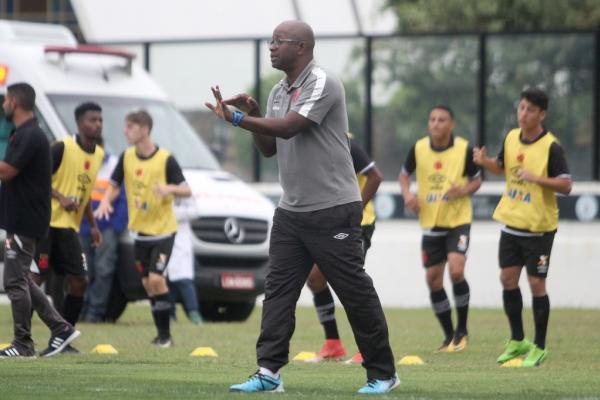 Amilton Oliveira orienta juvenil em São Januário