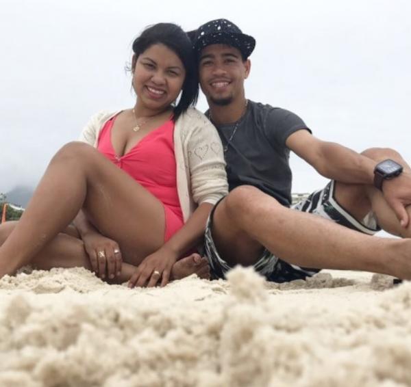 Yago Pikachu com a esposa, Cristiane, em praia no Rio de Janeiro