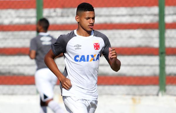 Marrony mudou de posição a pedido do técnico Marcus Alexandre