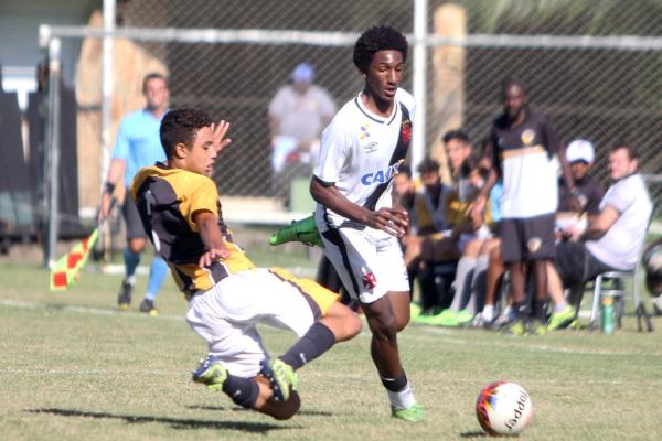 Talles, do sub-15, em ação contra o Tigres na Taça Guanabara