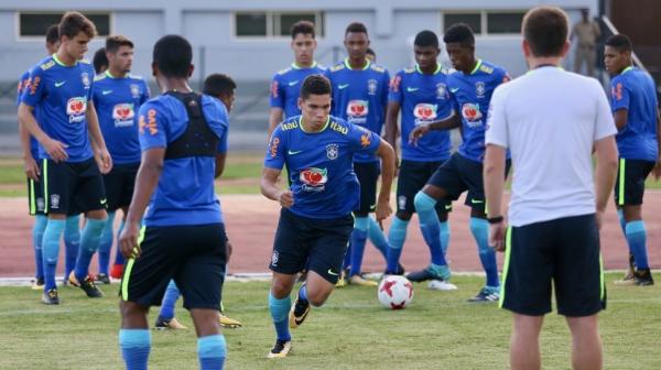 Paulinho durante o período de preparação da seleção brasileira para o Mundial sub-17