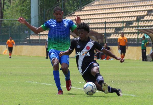 Robinho não conseguiu converter o pênalti que sofreu