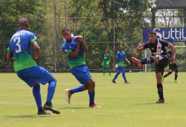 Linnick arrisca da intermediária e leva perigo na etapa inicial