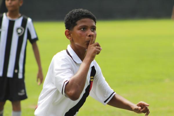 Paulo Roberto marcou o segundo e calou a torcida do Botafogo no Caio Martins
