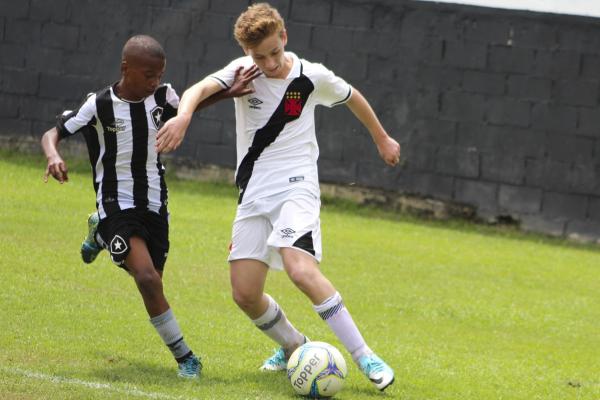 Com três gols, Pedro Kallut comandou goleada no Caio Martins