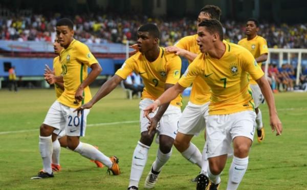 Paulinho e Lincoln celebram com dancinha