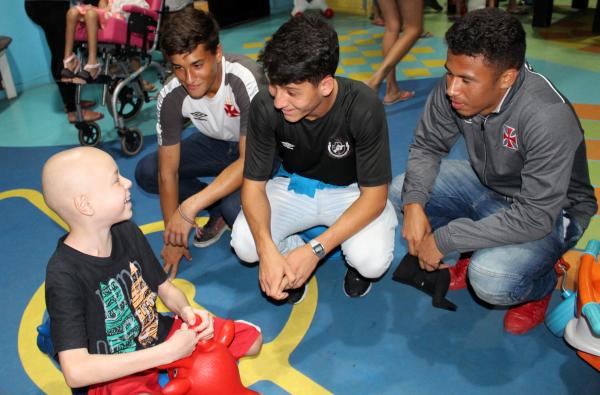 Reinaldo, Róger e Ruan conversam com o pequeno Kauã