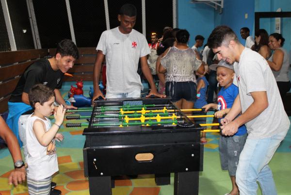 Atletas  em animada partida de 