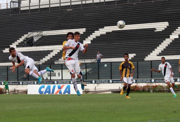 Borsatto (esq) sobe mais alto que todo mundo para abrir o placar