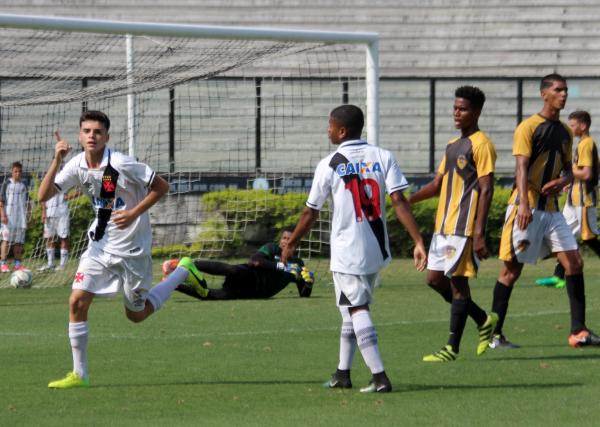 Gabriel Pec comemora o terceiro gol do Gigante