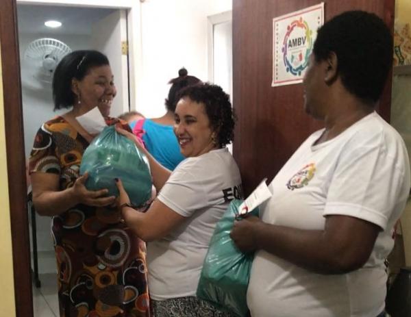 Entrega de alimentos na Associação de Moradores da Barreira do Vasco