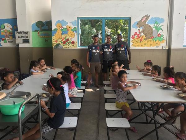 Guilherme Costa, Caio Monteiro e Thalles entregaram alimentos no Lar Anália Franco