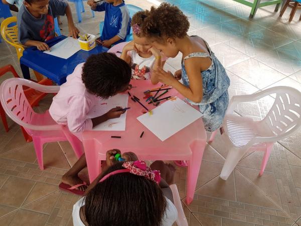 Crianças se divertem no Lar de Maria Dolores, que também recebeu doações