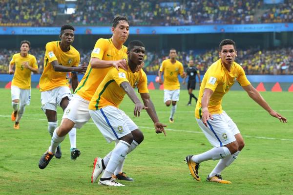 Paulinho, que comemora de braços abertos, diz que esperava o forte calor na Índia