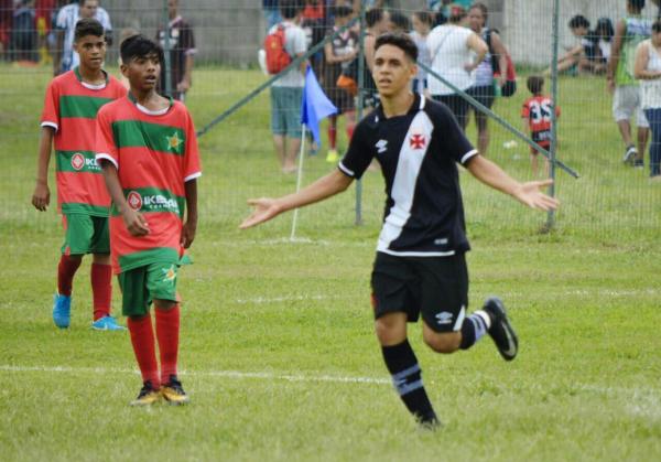  Atacante Jorge festeja gol marcado no primeiro tempo