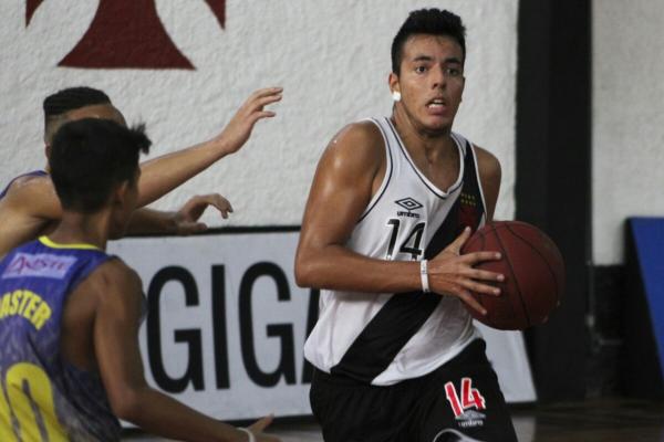  Yan Barbosa observa a melhor jogada no duelo do sub-17