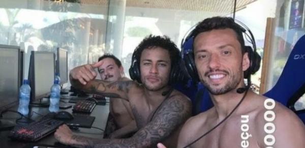 Neymar e Nenê em uma das rodadas de Counter Strike