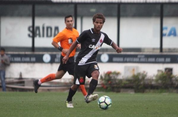 Meia-atacante em investida vascaína diante do Avaí