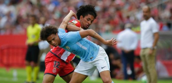 Em amistoso, Douglas marca Sané com os olhares de Guardiola ao fundo