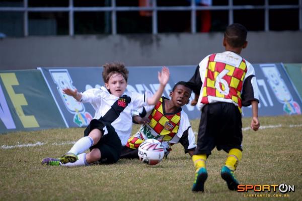 Pedro Gusso disputa a bola com atleta do União