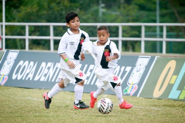 Guilherme e Belinho (com a bola) na Copa Dente de Leite Kids