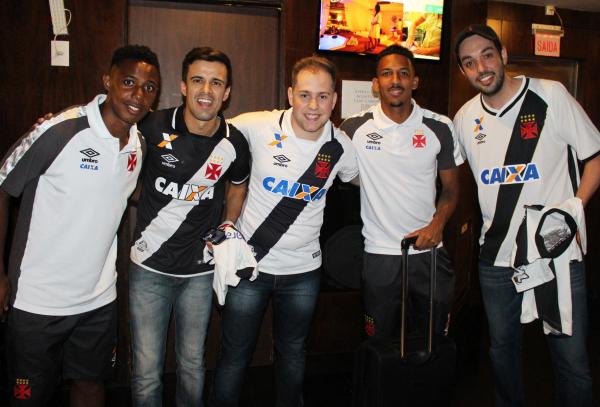 Gigantes posam ao lado de Wellington e Caio Monteiro