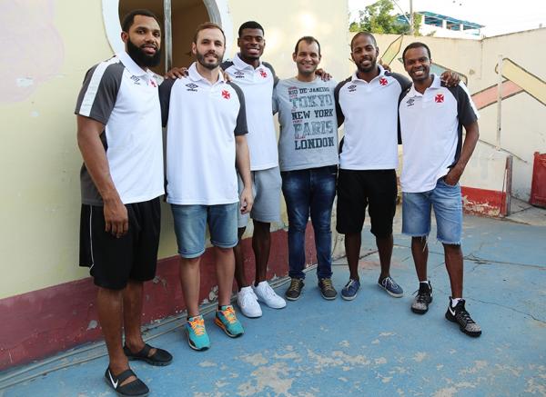 David Jackson, Bruninho, Gui Deodato, Gustavo (coordenador da casa), Gustavo e Nezinho na visita ao Lar Maria de Lourdes