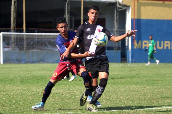 Bruno Ritter se antecipa e afasta perigo da zaga vascaína