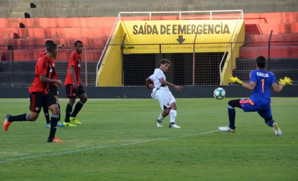 João Pedro colocando goleiro do Sport para trabalhar