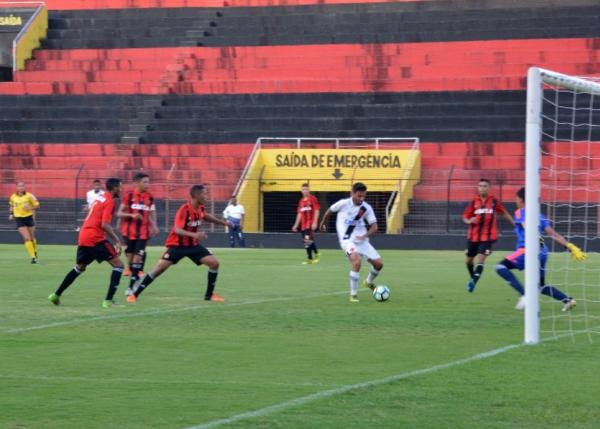 Léo Melo balançou as redes no primeiro tempo, mas gol foi anulado