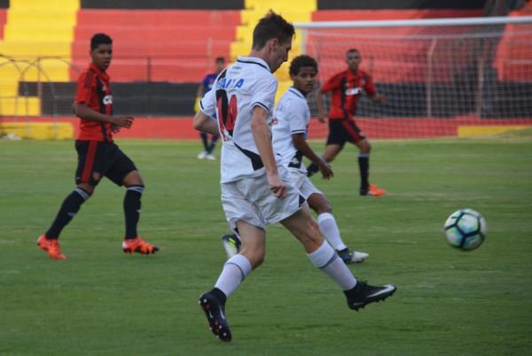 Nycolas em ação contra o Sport na Ilha do Retiro