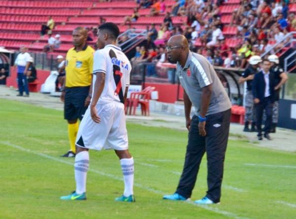 Amilton Oliveira orienta o volante Juninho durante o duelo contra o Sport