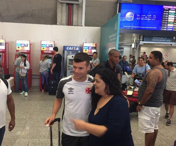 Wagner é festejado por torcedores no retorno ao Rio de Janeiro