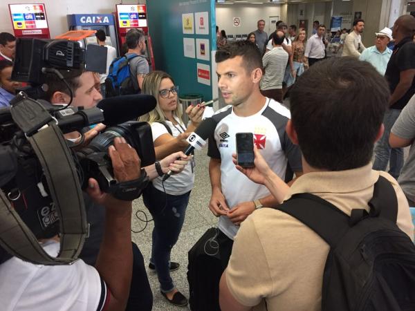 Wagner atendeu os jornalistas no desembarque no Rio de Janeiro