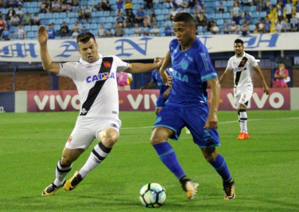 Wagner pressionando a saída de bola do Avaí